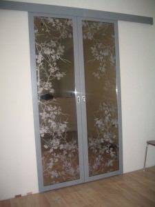 Раздвижная дверь с зеркальным покрытием и рисунком «Сакура»