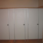 Туалетные кабины из белого влагостойкого ЛДСП (ДК Ленсовета)